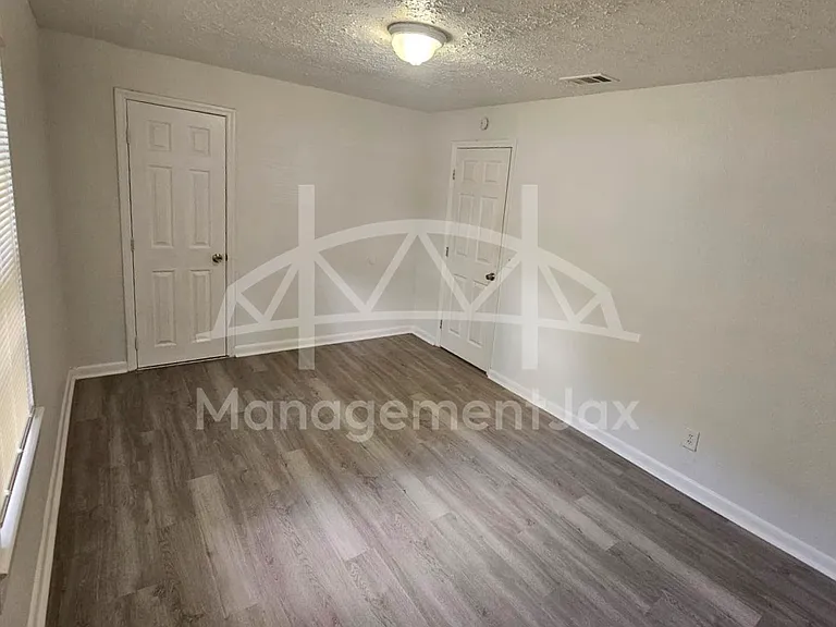 2210 Pullman Ave — Photo 5
