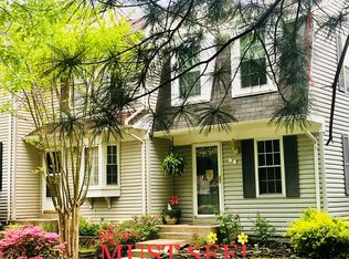 2 Wyatt Ct, Sterling, VA 20165