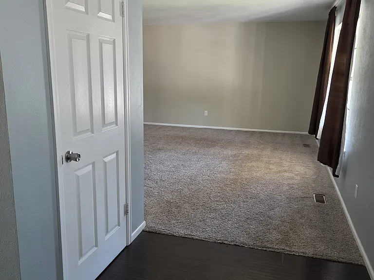 685 Georgetown Ln — Photo 9