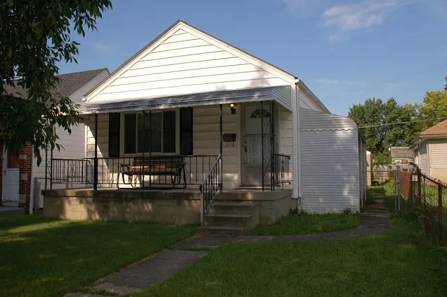 541 Helen St photo 1
