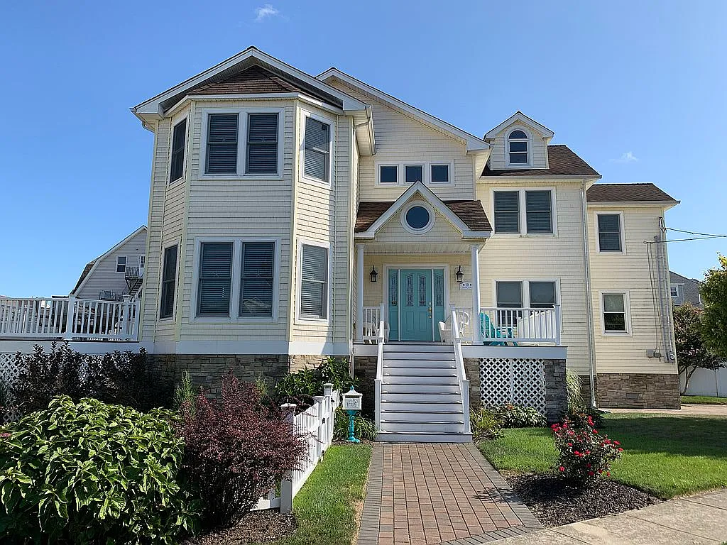114 Trenton Ave photo 1
