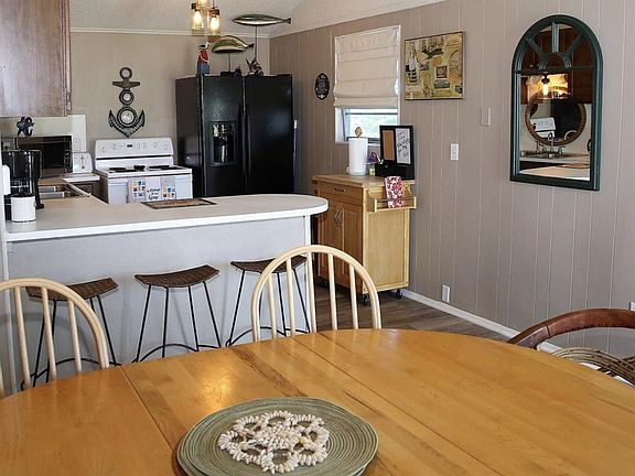 Combo kitchen/dining room.