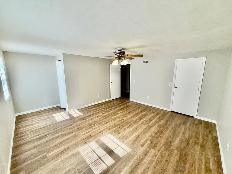 815 Clareridge Ln — Photo 6
