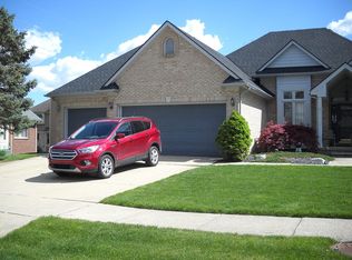 534 Slumber Ln, Rochester Hills, MI 48307