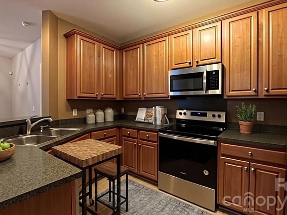 4th image of 6419 Park Pond Dr