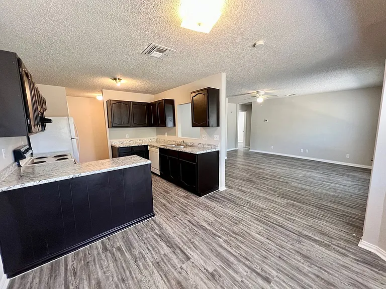 1211 Churing Dr — Photo 7
