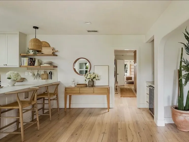 2639 Military Ave — Photo 8