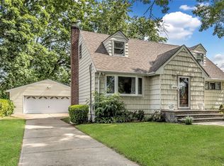 496 Clinton Ave, Rockville Centre, NY 11570