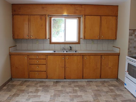 4th image of 705 13th Ave E