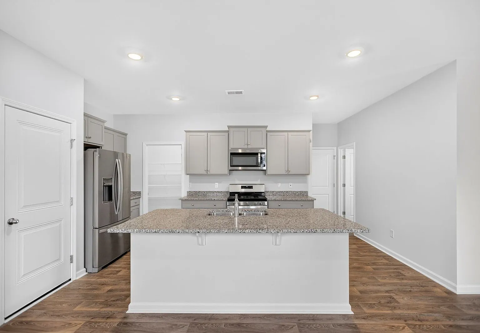 5 bed, 3.0 bath, 2409 sqft, $2,650 — Photo 3
