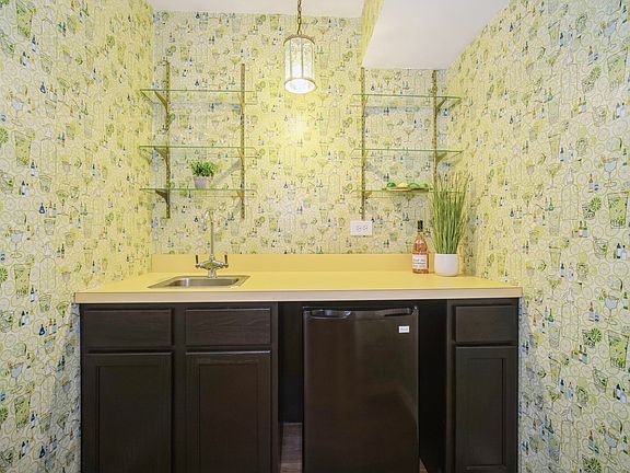 5th image of 1935 Tanglewood Dr Unit F