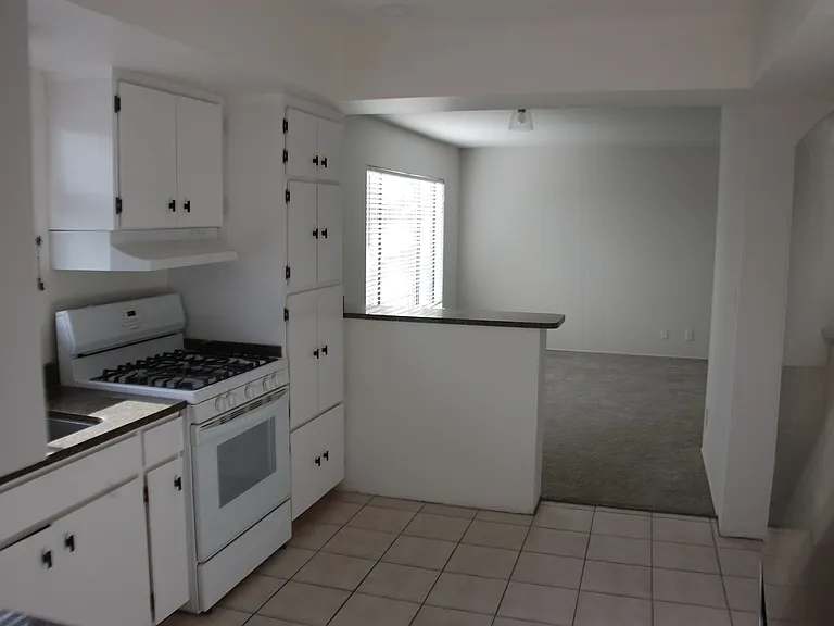 733 N Voluntario St — Photo 4