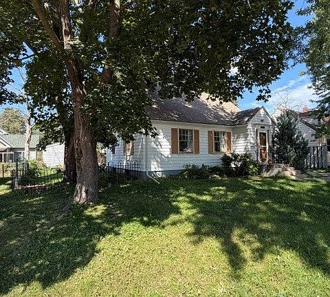 2nd image of 614 Division St W