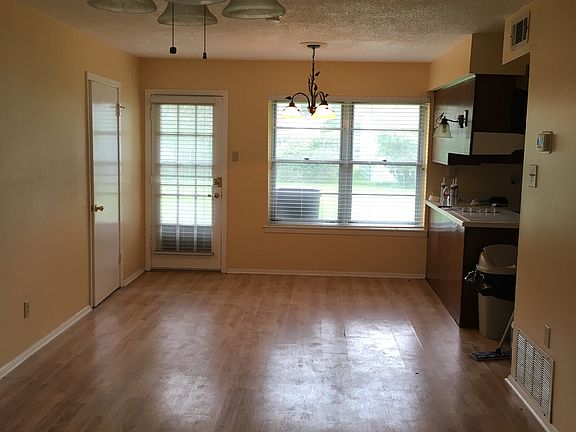 3rd image of 1924 Holiday Dr
