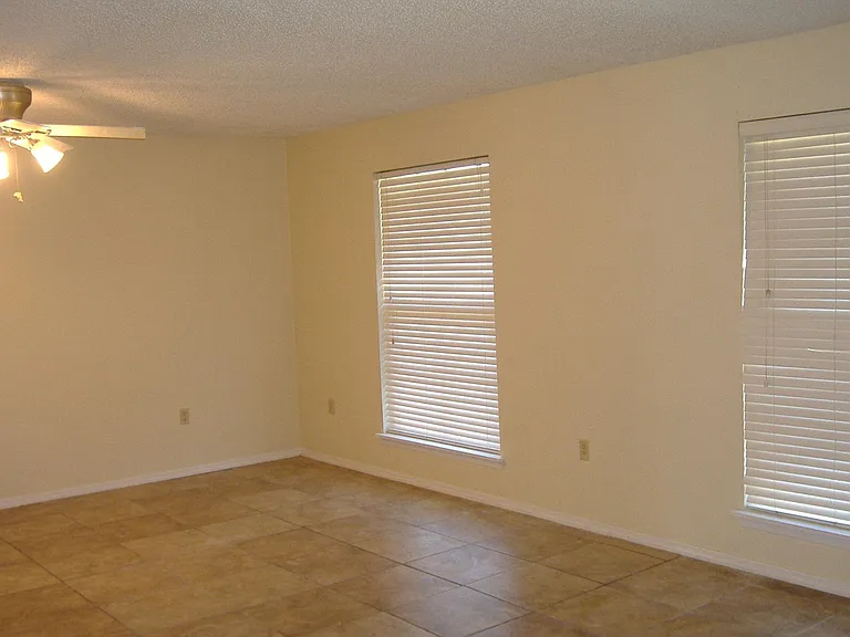 1228 Roundhill Dr — Photo 2