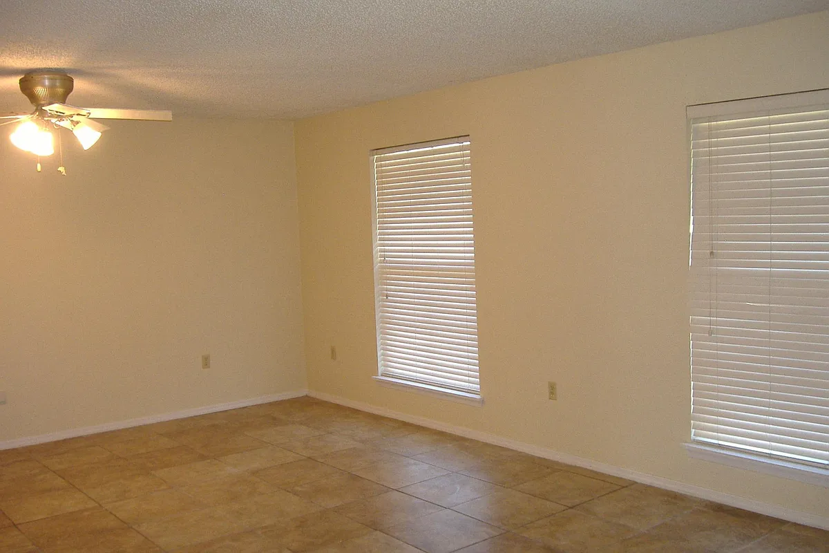 Building Photo - 1228 Roundhill Dr