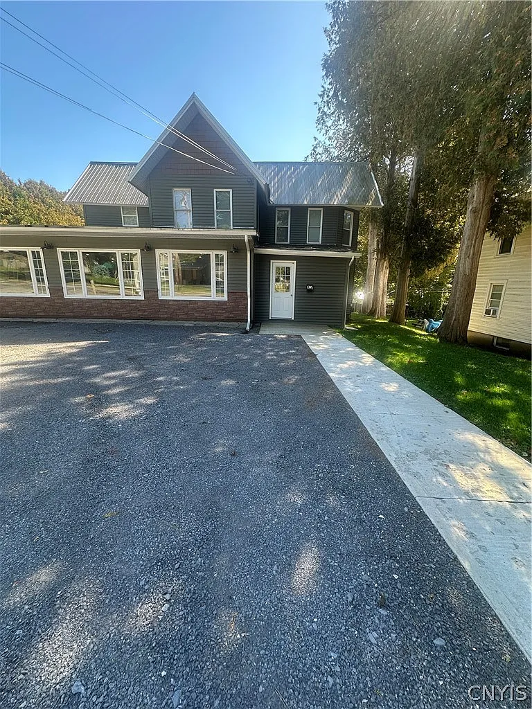 3 bed, 1.5 bath, 3179 sqft, $1,800 — Photo 1