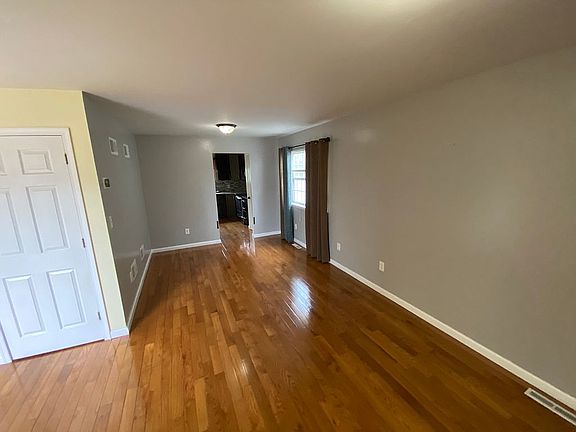 3rd image of 593 Vista Dr