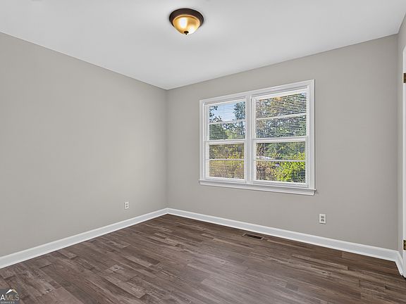 5th image of 204 S Chilton Cres