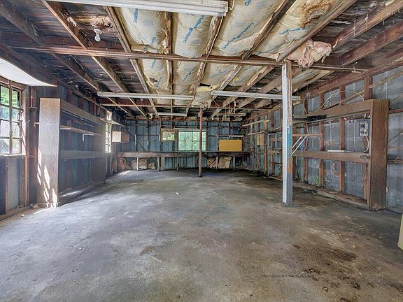 5th image of 1109 14th St SE