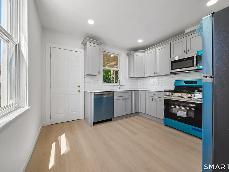 41 Southfield Ave — Photo 6