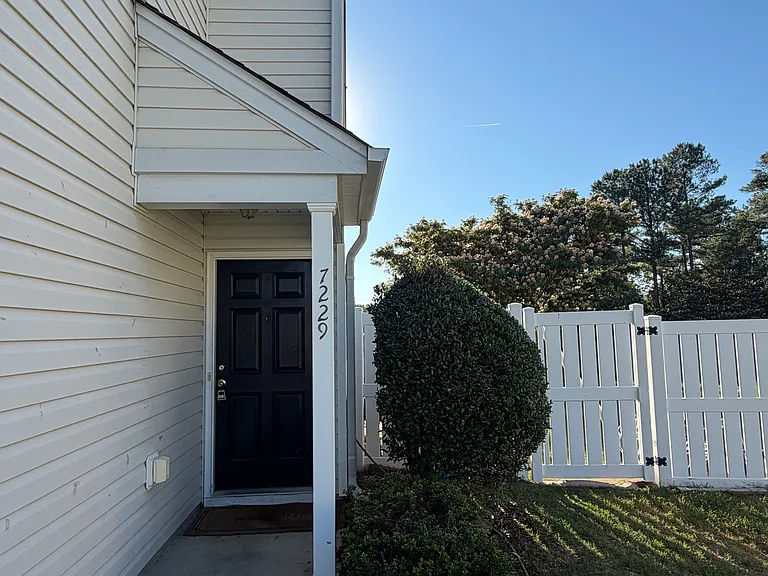 7229 Brighton Hill Ln — Photo 3