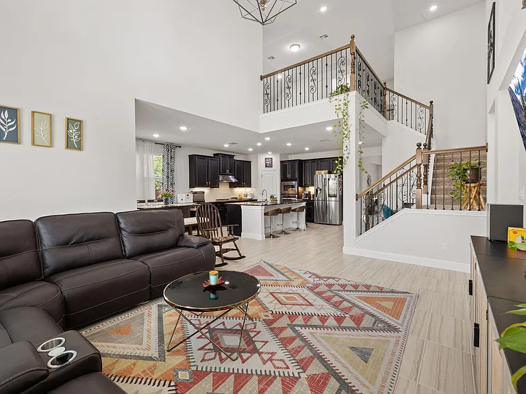 724 Pioneer Grv — Photo 19