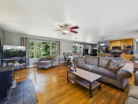 4th image of 2211 Ridgewood Dr