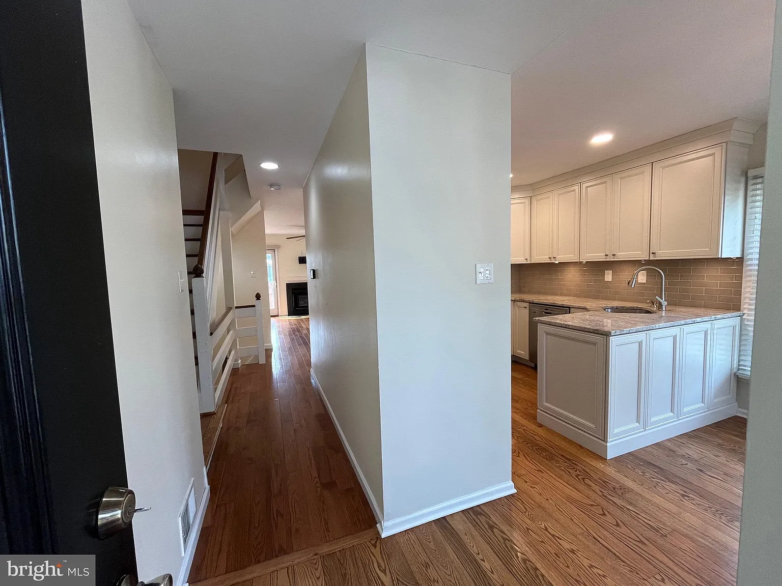 3 bed, 2.5 bath, 1576 sqft, $3,000 — Photo 3