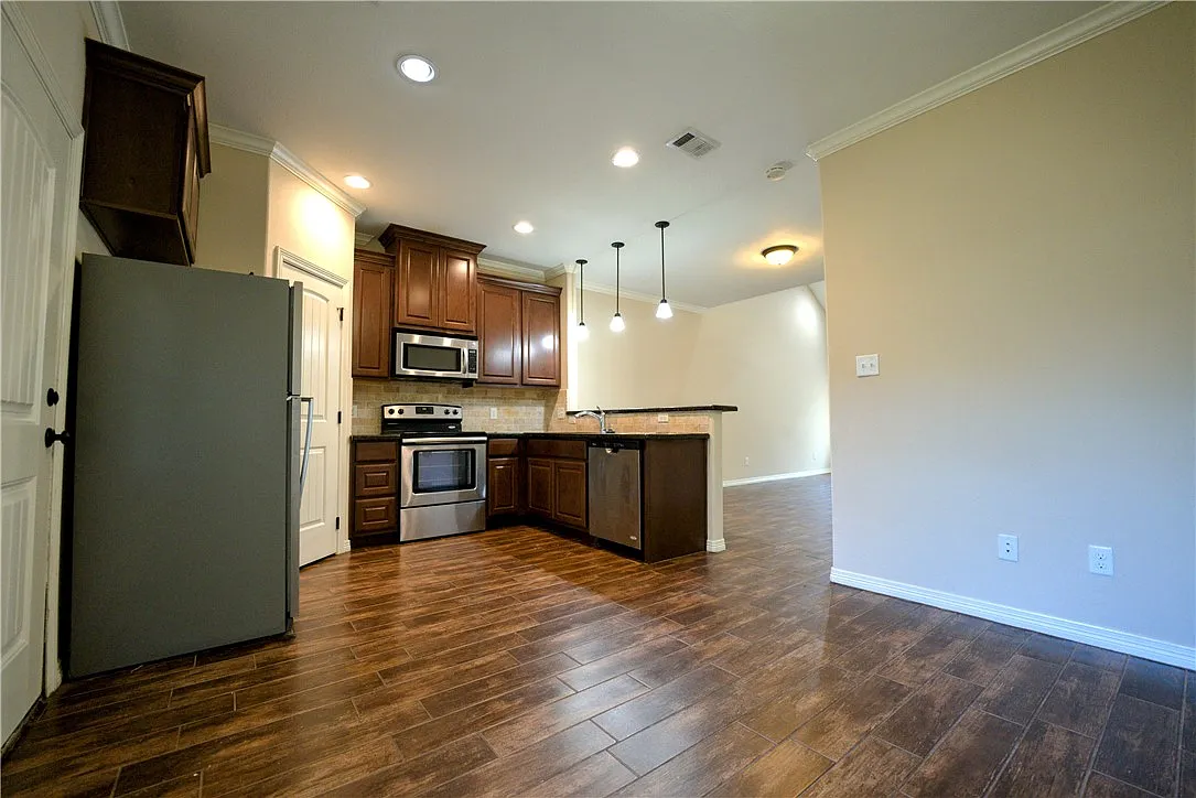 5 bed, 1830 sqft, $2,500 — Photo 4