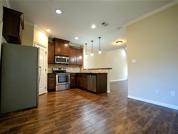 4th image of 402 Nimitz St #A