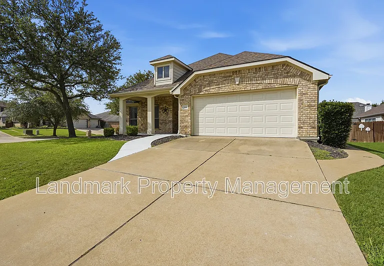 1218 Inglewood Dr — Photo 2