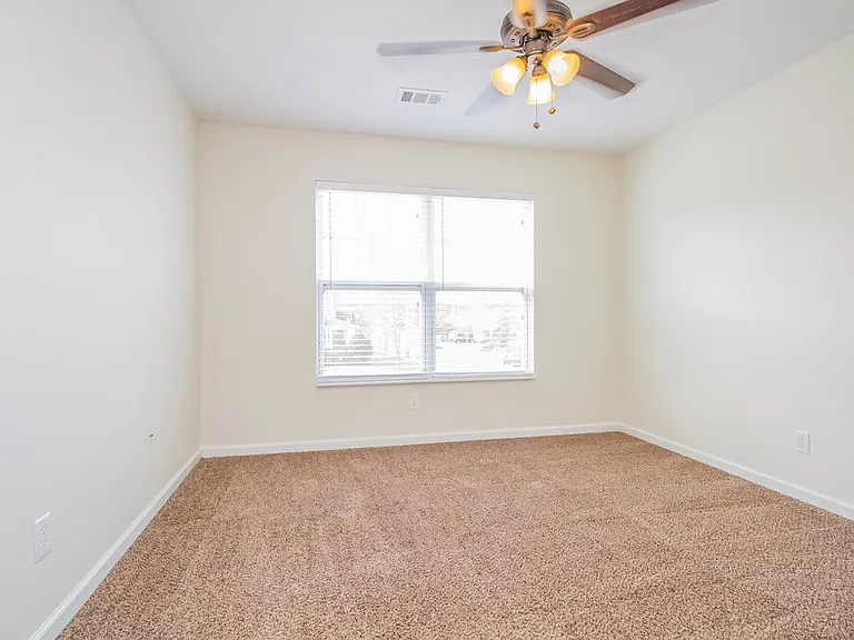 4565 Hawthorn Dr — Photo 15