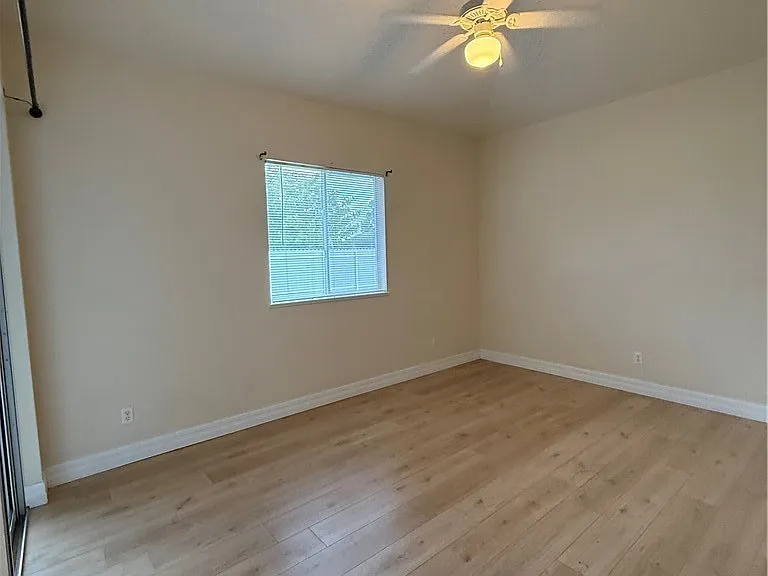 217 NE 21st Pl — Photo 36