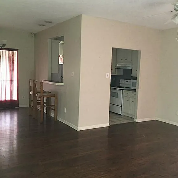 306 Bush Dr — Photo 5