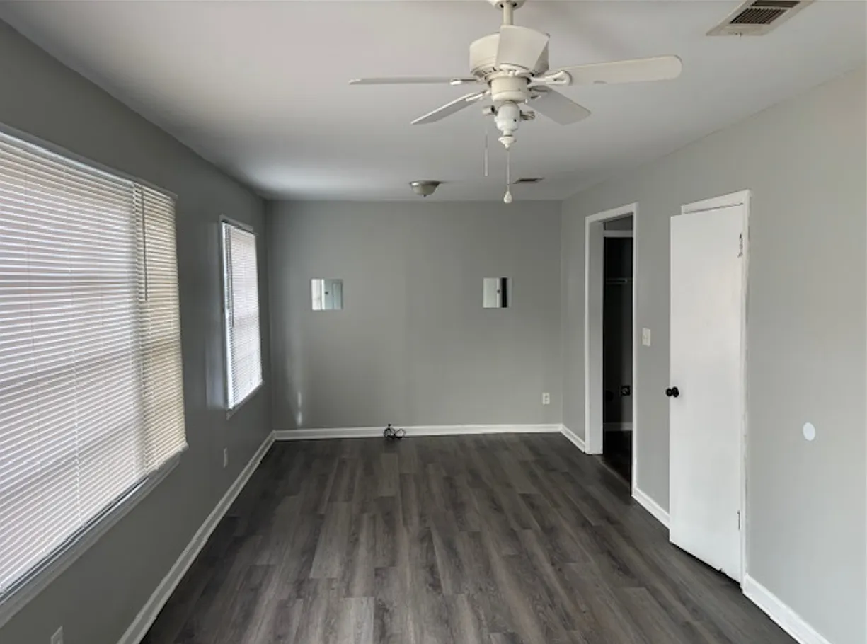 120 Smith Pl photo 1