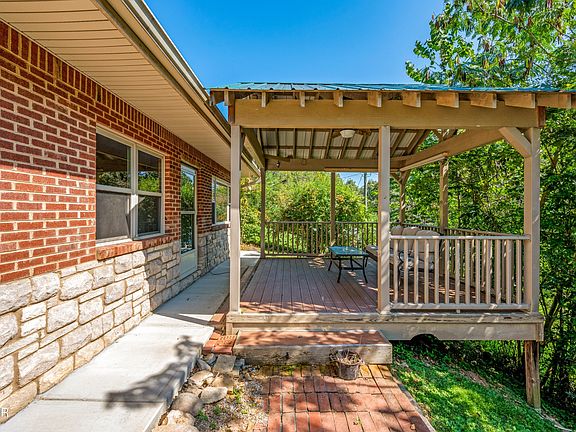 4th image of 828 Crest View Dr