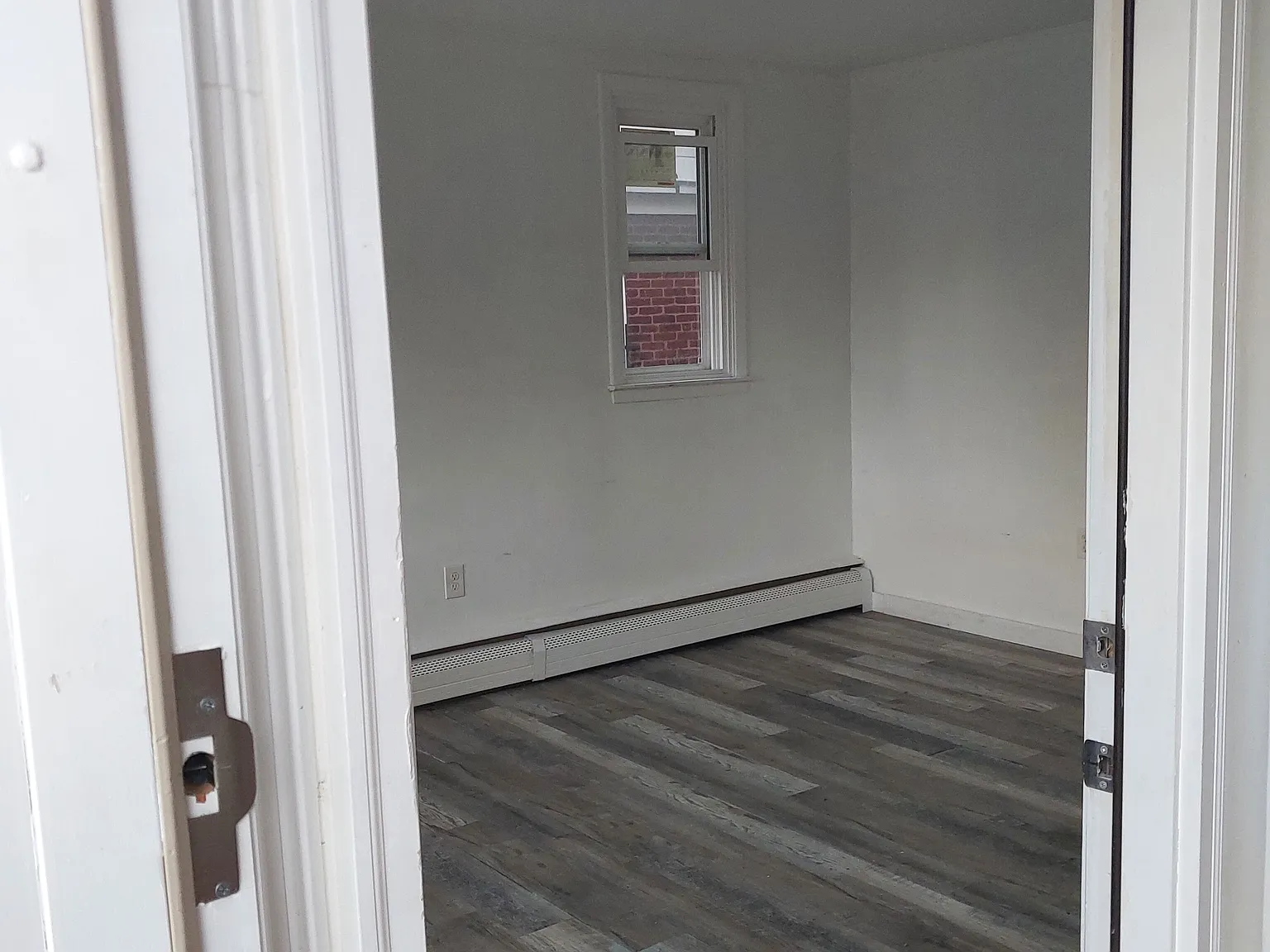 1 bed, 150 sqft, $1,000 — Photo 3