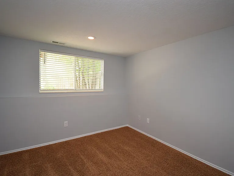 572 E Thatcher Way — Photo 11