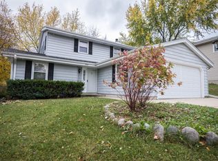 1032 Canterbury Ln, Waukesha, WI 53188