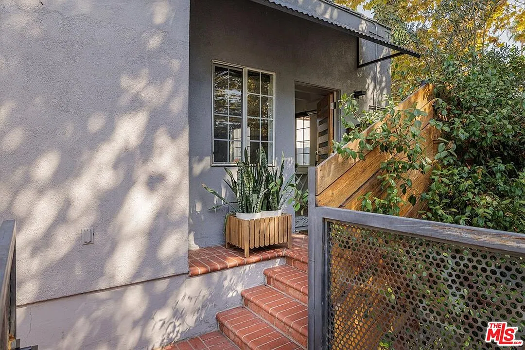 2 bed, 1.0 bath, 900 sqft, $3,700 — Photo 3