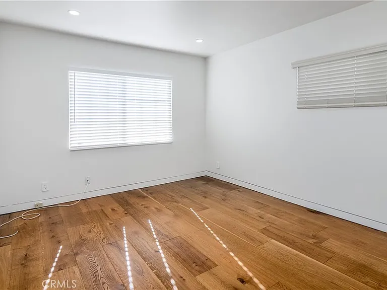 15439 Vose St #15439 — Photo 2