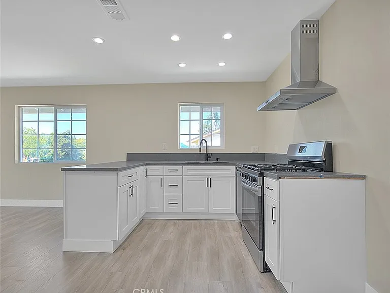 340 W Caroline St #A — Photo 3