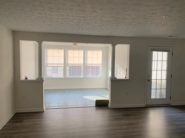 928 Jessicas Ln — Photo 3