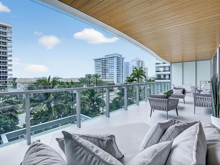 5775 Collins Ave #405 — Photo 3