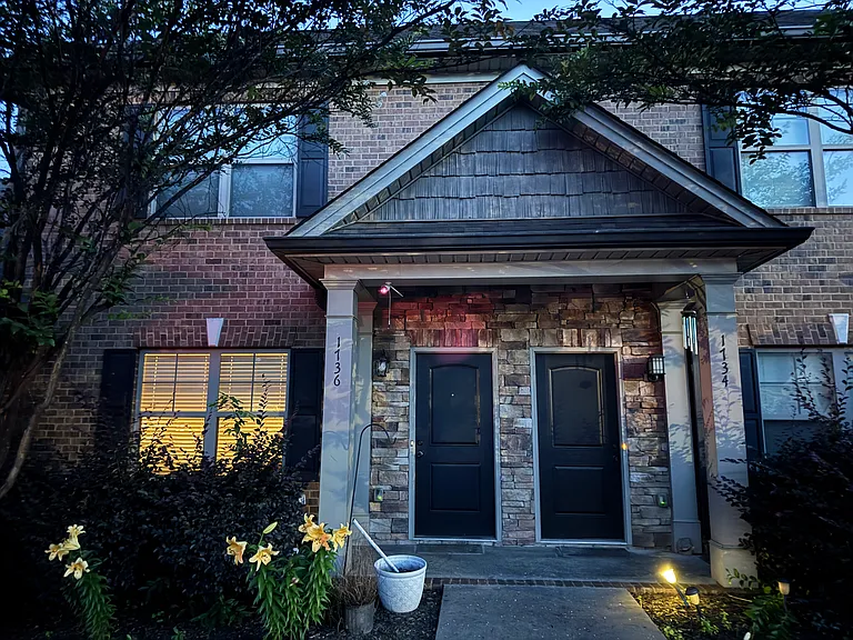 1736 Stonebriar Dr NE — Photo 2
