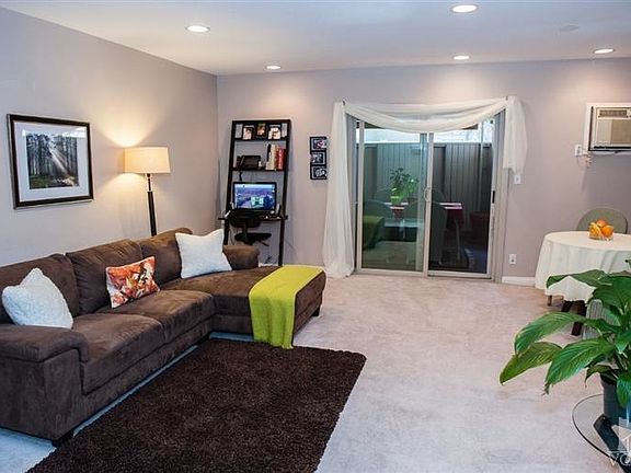 4th image of 22040 Calvert St APT 2