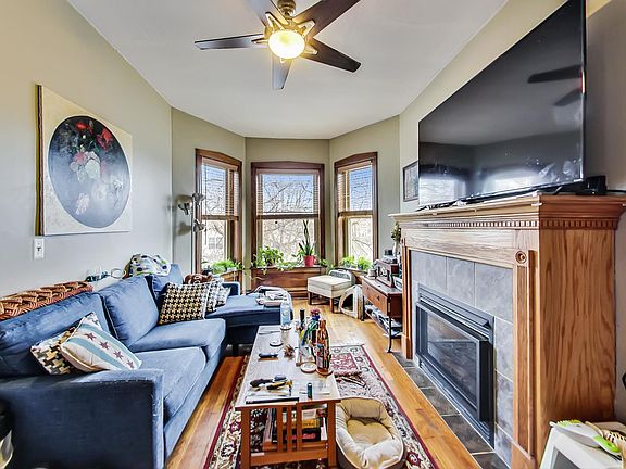 3rd image of 3746 N Hermitage Ave #3