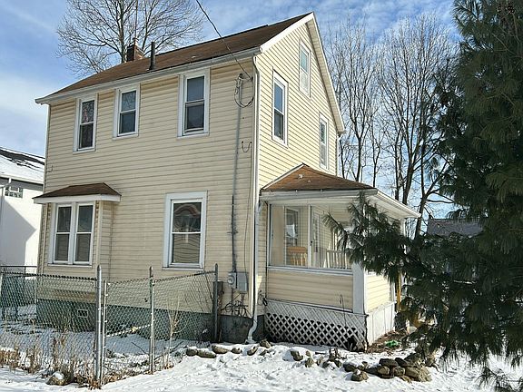 3rd image of 816 W Maple Ln