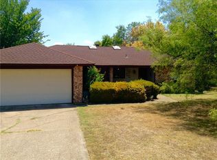 1027 Bryant St, Benbrook, TX 76126